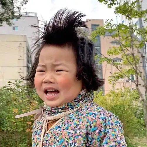 5岁小女孩活成"土味大妈",每一帧都是表情包!网友:太可爱了叭