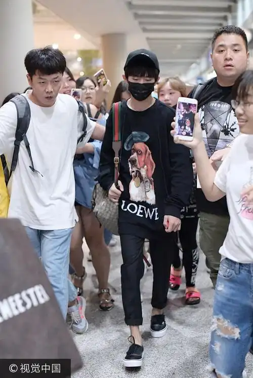 易烊千玺一身潮装现身 获助理护驾气场强大