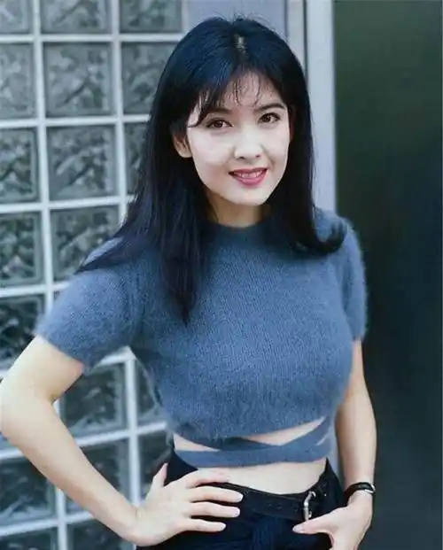 53岁周慧敏曝近照,皮肤白美无一丝细纹,简直就是不老女神_照片_本人