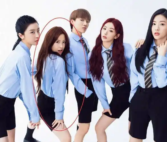 《青你2》毕业照刘雨昕c位,我却只关注虞书欣,演员表现力太强了_表情