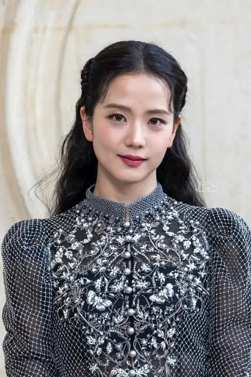 金智秀 秀场上的洋娃娃#金智秀外媒生图,好漂亮啊,秀场上的洋娃 !!