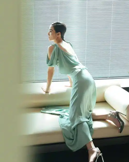 宋佳太令人心动了,穿绿色丝绸长裙秀身材,转身露美背更是迷人_礼服