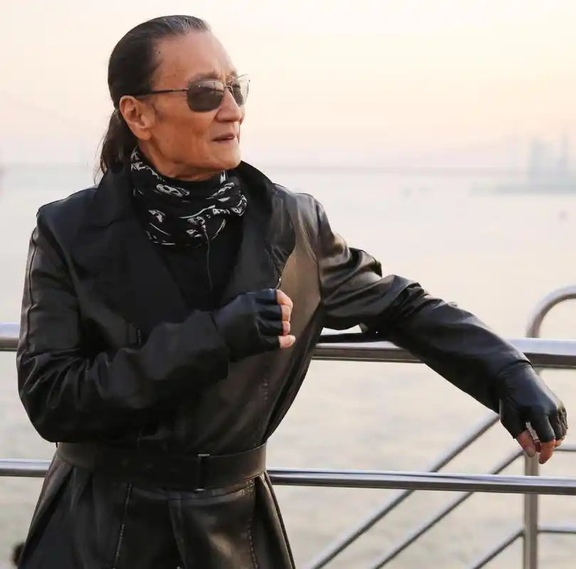 谢贤街头街头边走边吃,打扮比谢霆锋还潮,网友:几乎不敢相信他已经81