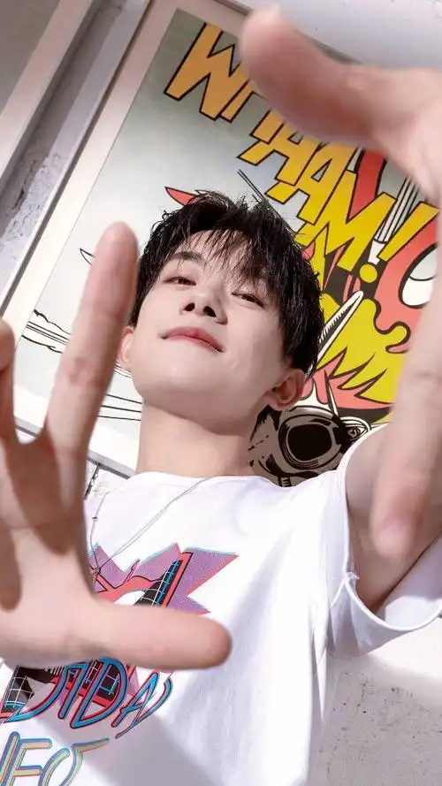 活力少年易烊千玺上线了阳光帅气的奶烊俘获你的少女心