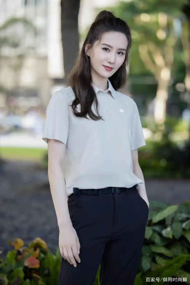 刘诗诗穿休闲t恤 风衣,朴素的美与众不同,一身运动休闲风格超酷