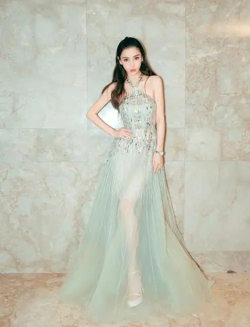 angelababy 出席活动,一袭银色半透明礼服裙满是若隐若现的性感,珠饰