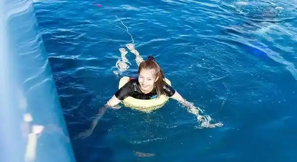 江疏影综艺旧照被翻出,穿短袖游泳惹争议,被指"太小家子气"_照片_娱乐