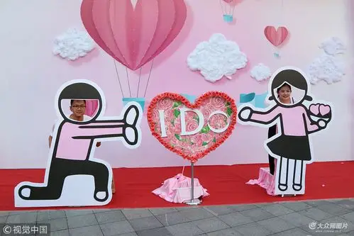 济南情侣街头甜蜜合影大摆爱心羡煞路人