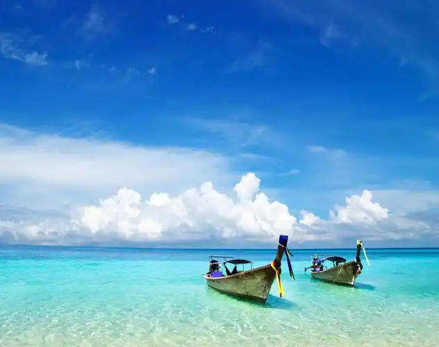 美丽的海滩和热带海域蓝色大海杨帆起航