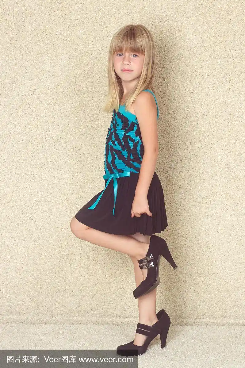 5岁的小女孩穿着高跟鞋