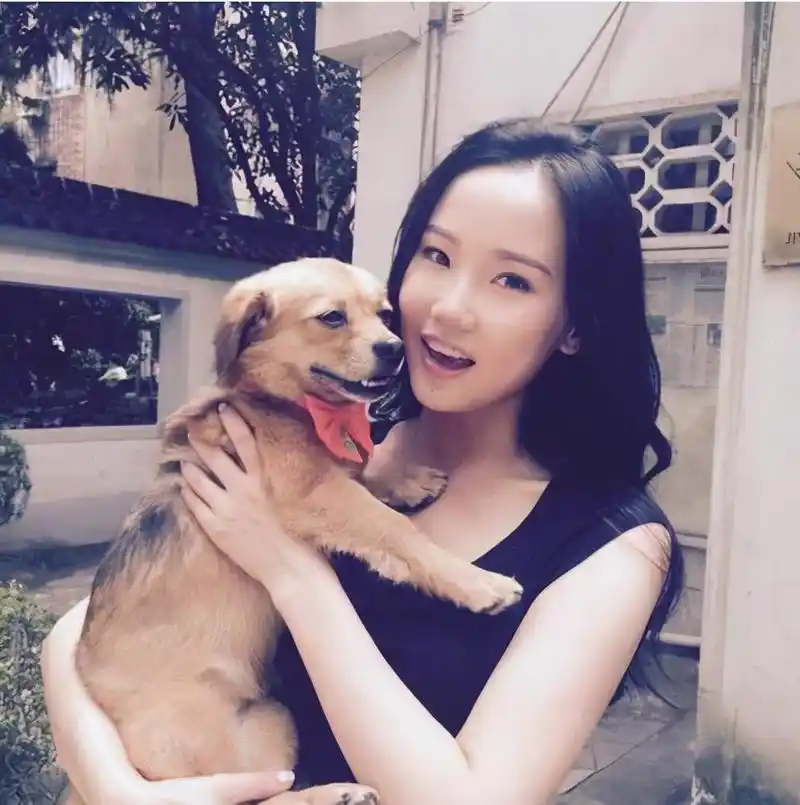 原创歌手黄龄走机场长袖卫衣配短裤彩色袜子抢镜彰显85后活力感