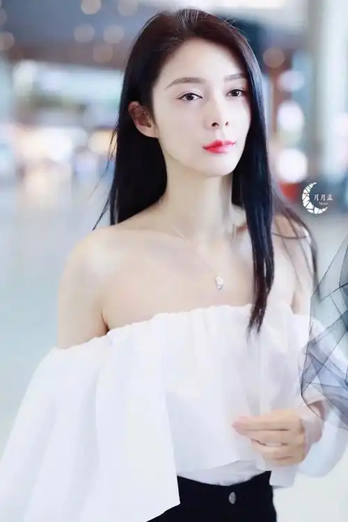 火箭少女傅菁穿深v礼服秀身材一颦一足都是高冷范