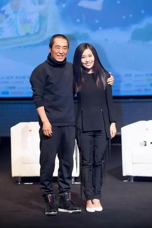 逐渐独立起来的张末渐渐脱离了张艺谋的庇护,想通过自己在影视界创造