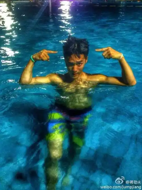 蒋劲夫只是撩了下腹肌,妹子们又开始舔屏了!