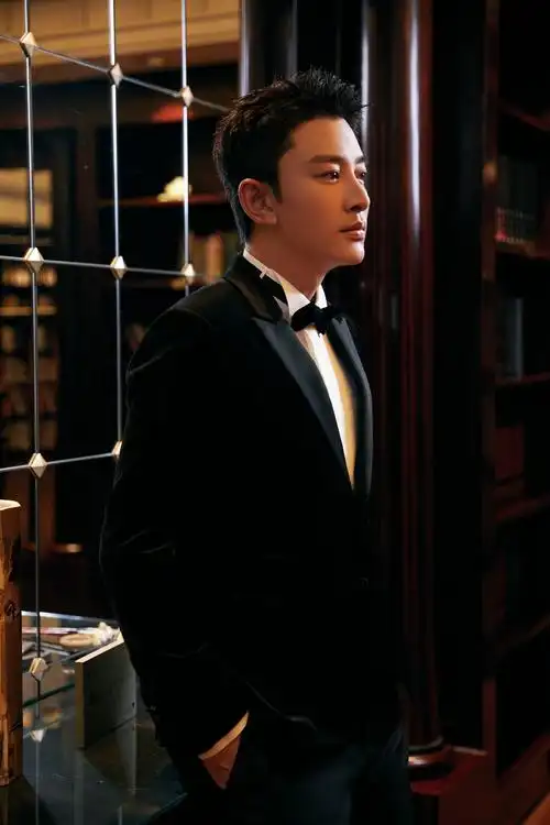贾乃亮穿起西装在镜头前的帅气也是令人抵挡不住