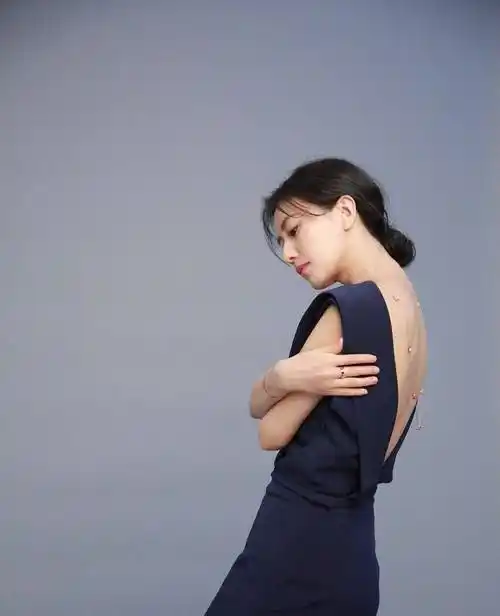 高圆圆最新大片曝光身穿露肩长裙气质出众这颜值不复出可惜了