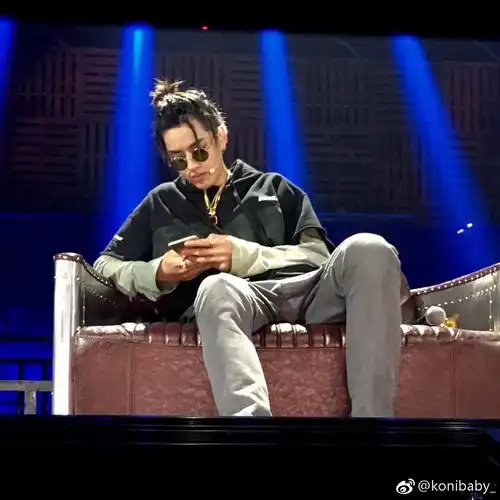 [吴亦凡][分享]170812 前方嘻哈凡路透多图来袭!每一次亮相都充满惊喜