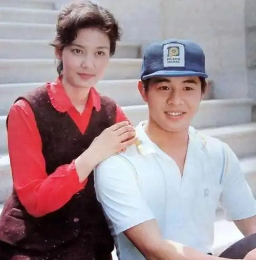 李连杰晒妻子近照61岁利智衰老似奶奶前妻黄秋燕依旧美丽动人