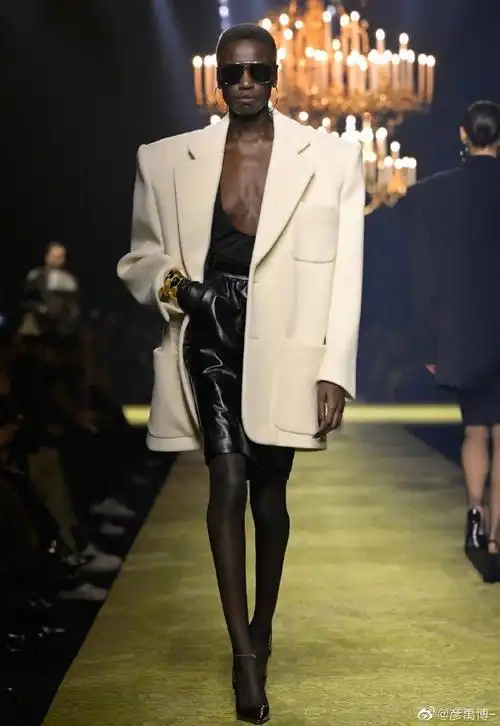 做旧的t台|悠扬的琴声|确实太美了……仿佛从喧闹夸张的浮华中抽离