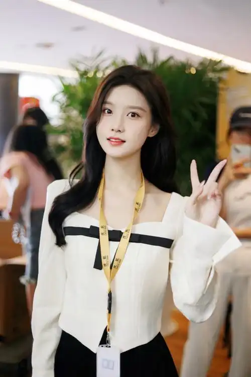 陈意涵estelle超话#随机星探班#处暑时节,邂逅秋日全糖微笑9702厂
