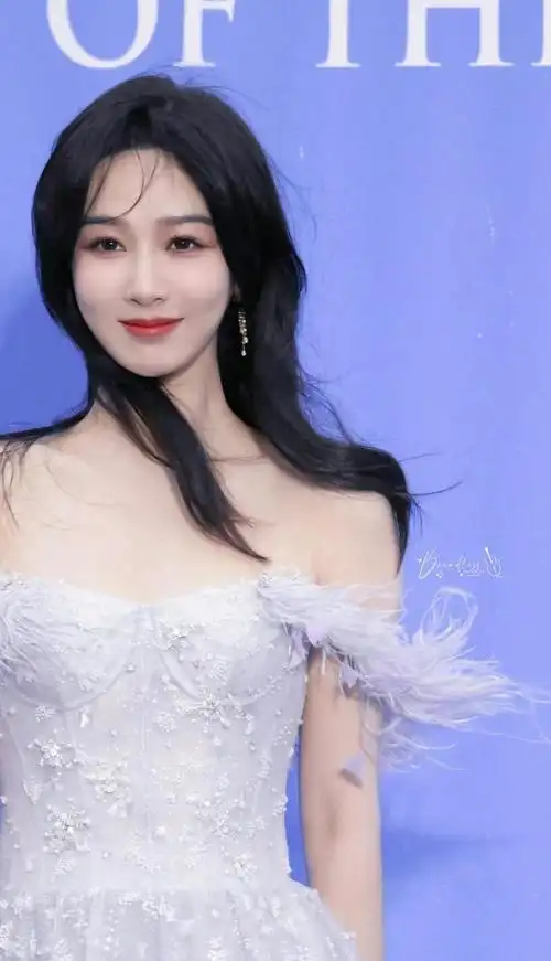 当杨紫身穿一袭一字肩晚礼服出席活动时,不少网友都被杨紫的美貌惊艳