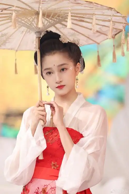 关晓彤回归王牌对王牌7古装撑伞造型梦回影