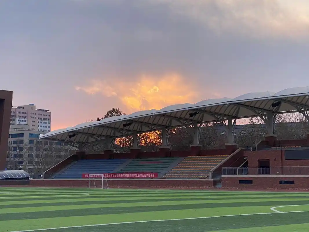 石家庄二中本部欢迎你! 在二中上学真的每天都很快乐!