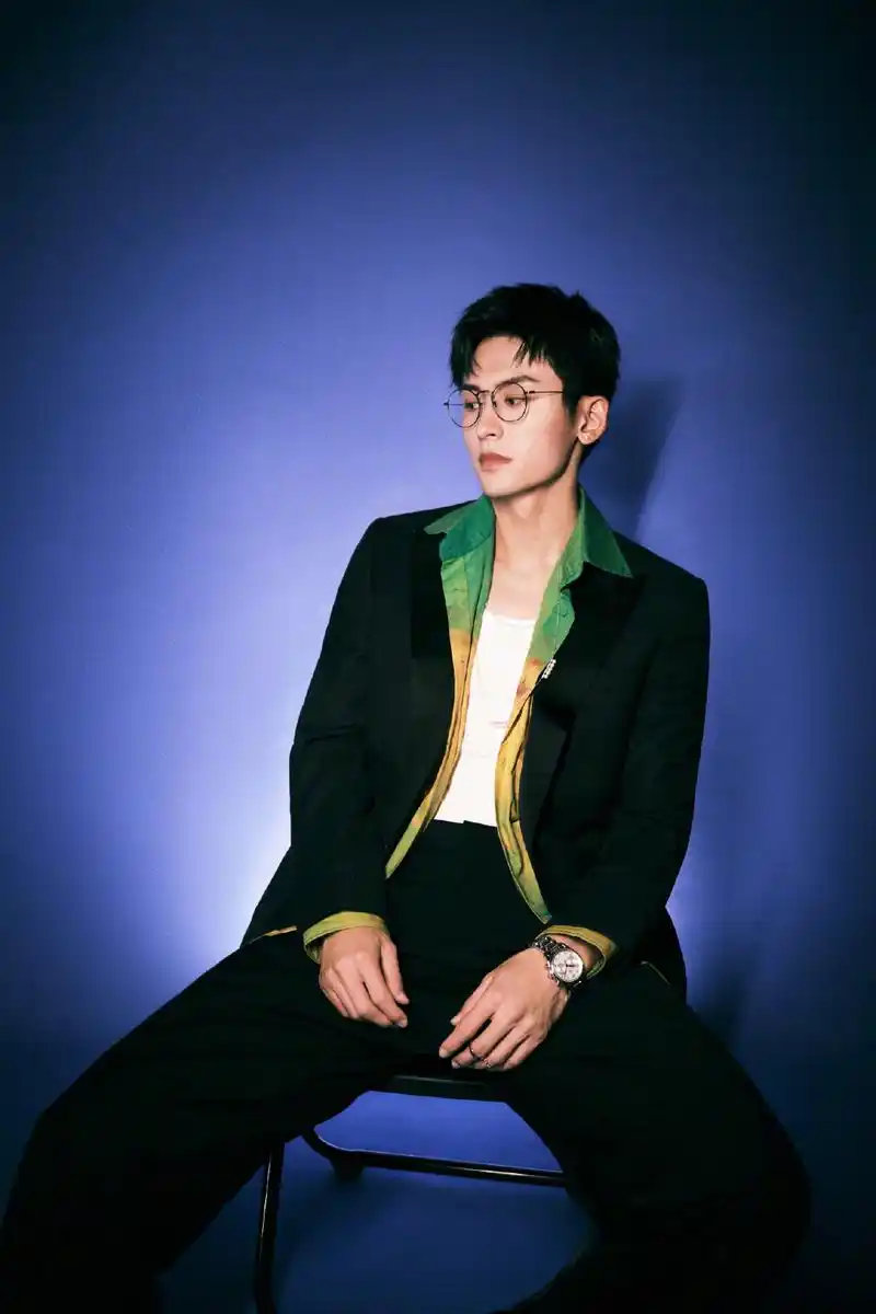 张哲瀚黑色西服墨绿色衬衫图片:瀚瀚绝美
