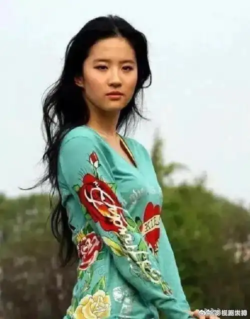 刘亦菲的衣服丑是真丑全靠脸撑着