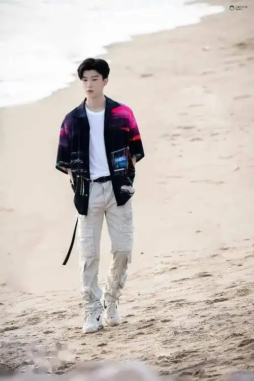 身高腿长范丞丞可以驾驭各种风格的衬衫,而且衬衫也成为他私服穿搭里