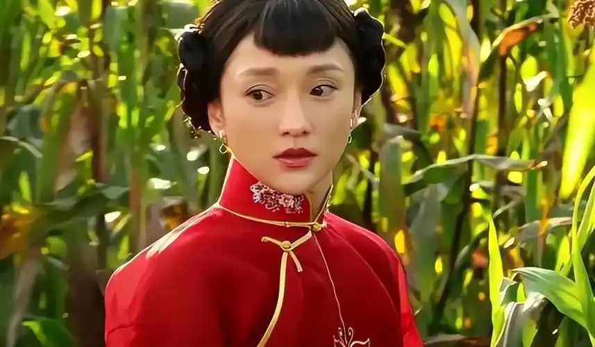 在《红高粱》中,周迅饰演九儿.生孩子的戏份很有农村妇女的特点.