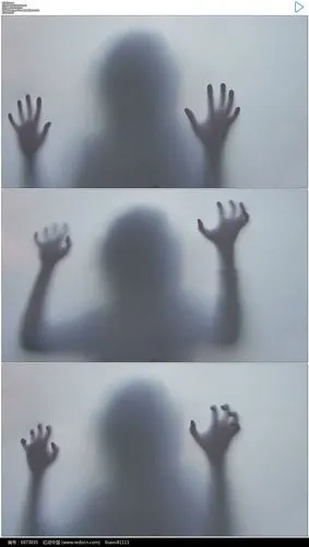 趴在浴室玻璃门女人身影实拍视频素材