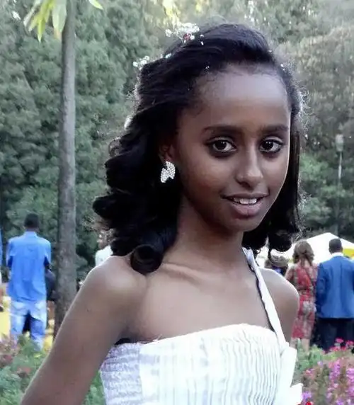 河南小伙到非洲打工,娶回一位"黑珍珠"美女,生下混血宝宝漂亮