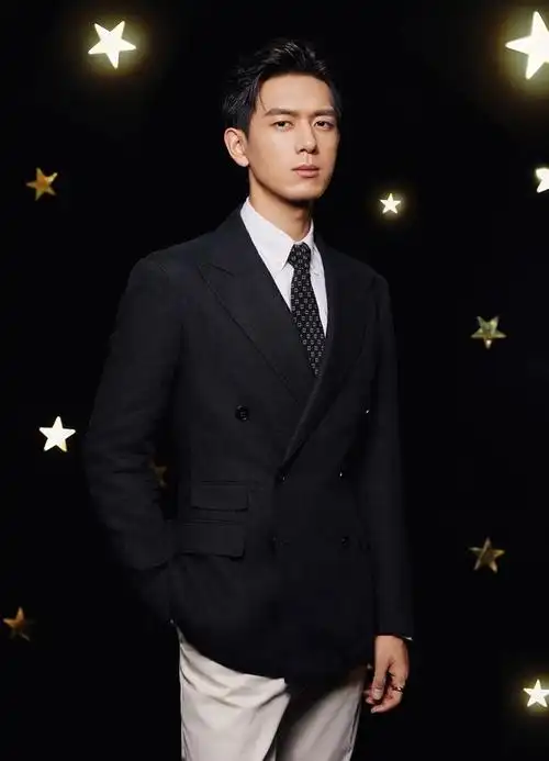 李现跨年演唱会造型西装帅气期待新剧