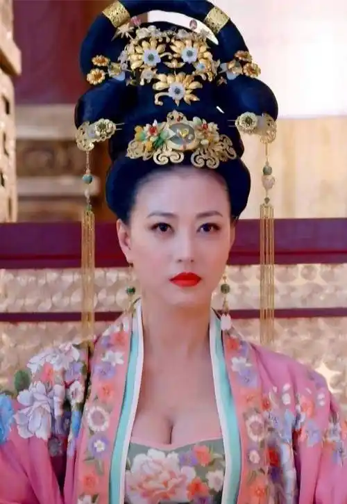 54岁周海媚晒近照,20岁闪过婚,37岁爱过小鲜肉,如今仍单身_吕良伟