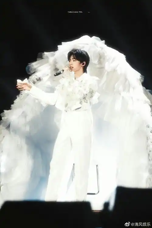 宋亚轩演唱会个人舞台照