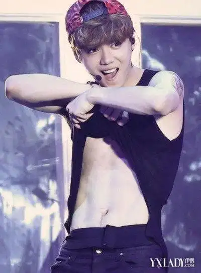 鹿晗露腹肌图片