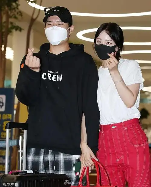 组图:40岁韩艺瑟穿白t恤红裤青春时尚 亲密挽男友对镜比心秀恩爱