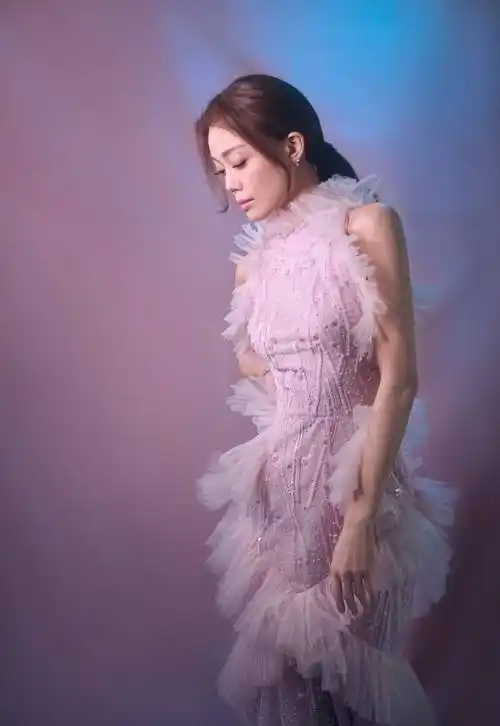 容祖儿玫瑰花艺术写真片:绚丽多姿《为歌而赞》_写作_生活_收获