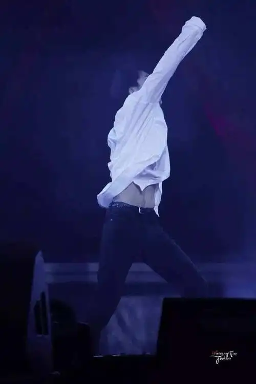 易烊千玺超级"撩人"的腹肌!