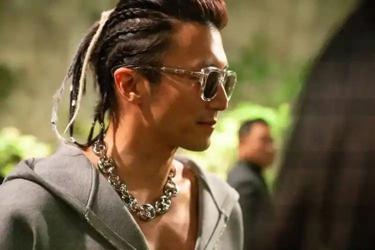 谢霆锋现身伦敦品牌秀场g社镜头下依然颜值扛打