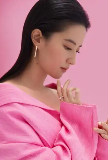 刘亦菲性感时尚写真花絮图片13