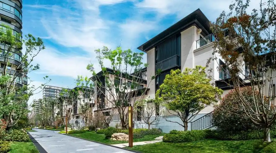 聚焦房企 正文龙湖·景粼原著尊重原生态,依山而建,将自然与别墅完美