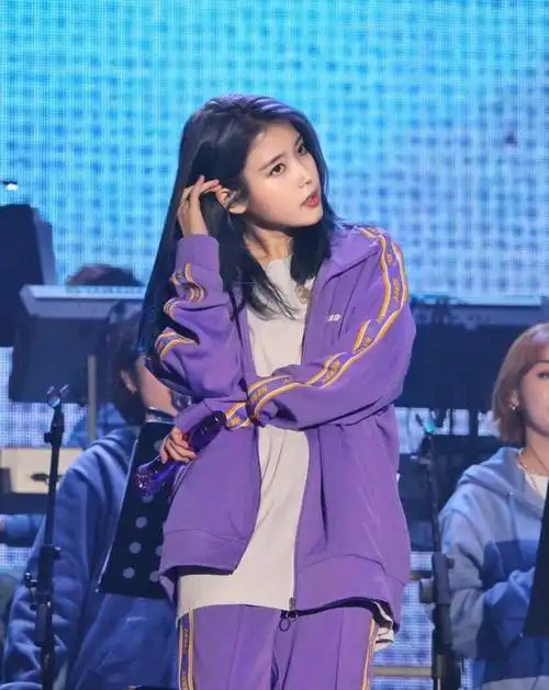 蓝色头发的iu好漂亮,穿紫色运动服唱歌休闲大方,颜值高穿什么都好看