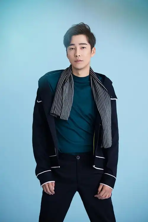 邹廷威细边眼镜造型散发轻熟男独特魅力