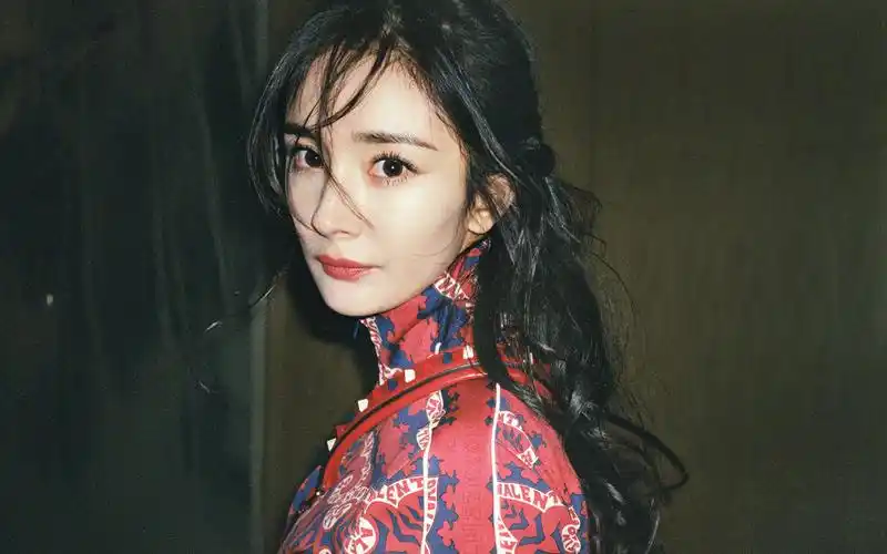 杨幂性感胶片风高清桌面壁纸