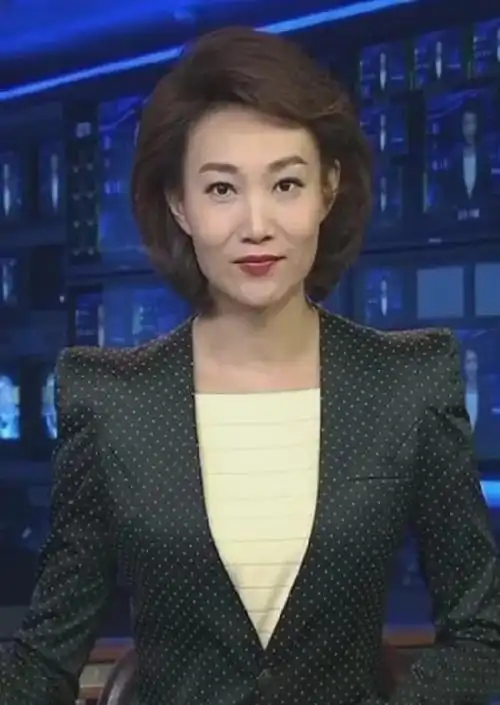 她是央视新闻主持为工作戴13年假发摘假发后颜値令人惊艳