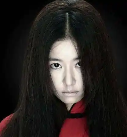 路上现"红衣女鬼",路人纷纷远离,知道真相后哭笑不得