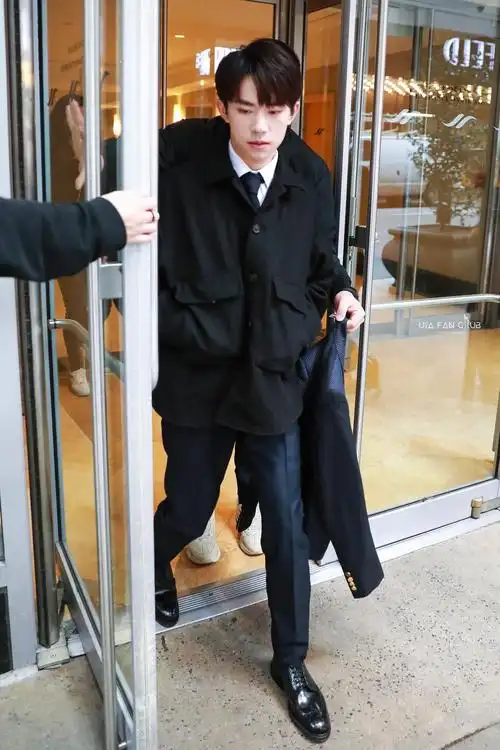 白衬衫黑领带 西裤黑皮鞋 这身段绝了