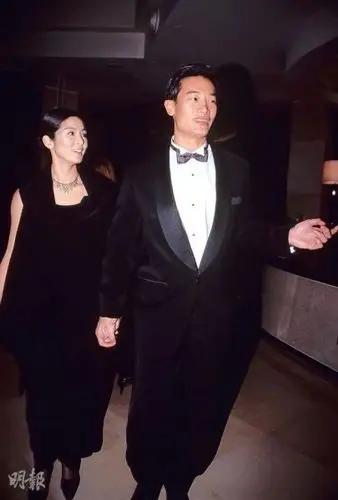 杨采妮与邱韶智手牵手迈向人生新阶段,两人本周六在新加坡结婚.